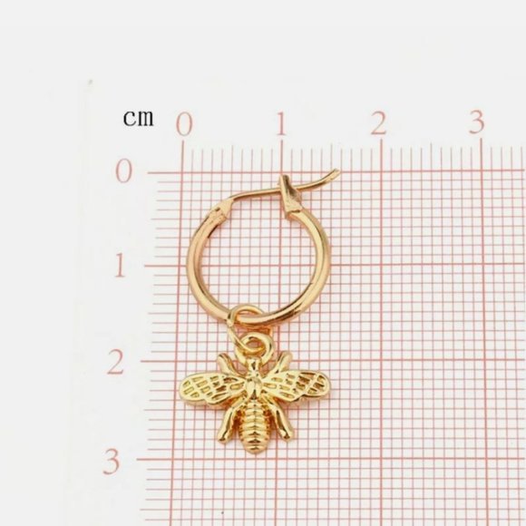 Brand New 18k Bee 🐝 beautiful Gold Stud Earrings - Picture 8 of 9